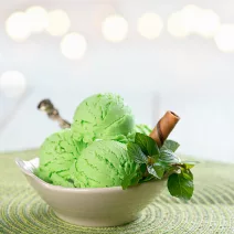 Veganes Weizengras-Ananas-Eis