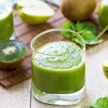 Grüner Apfel-Brennnessel-Smoothie mit Amla für einen guten Start in den Tag