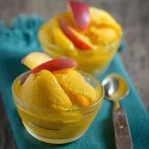 Rezept für cremiges hausgemachtes Mango-Eis mit Datteln