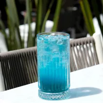 Hydratisierendes Sportgetränk mit blauer Spirulina