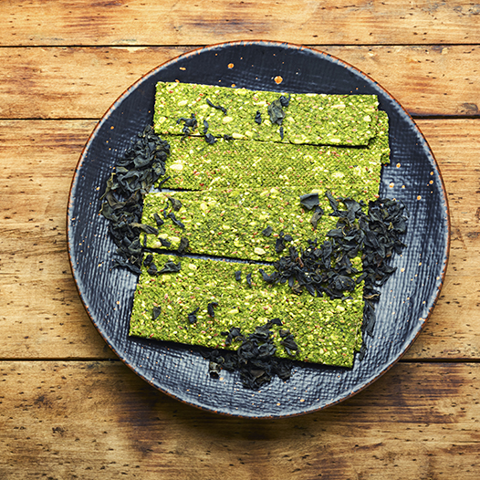 Hausgemachte Chips mit Kelp-Algen und Spirulina