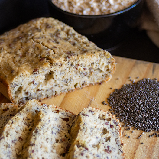 Selbstgebackenes glutenfreies Saatenbrot