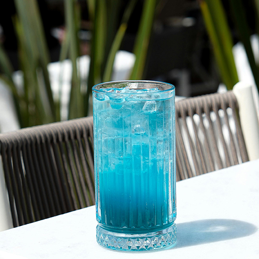 Hydrierendes Sportgetränk mit blauer Spirulina