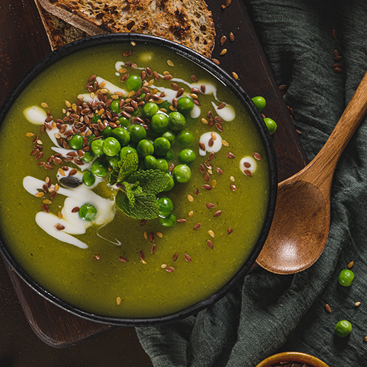 Cremige Erbsensuppe mit Kelp-Algen und Grünkohl
