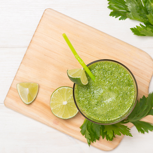 Limetten-Matcha-Smoothie mit Avocado