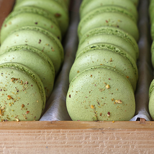 Macaron mit Spirulina und Pistazie